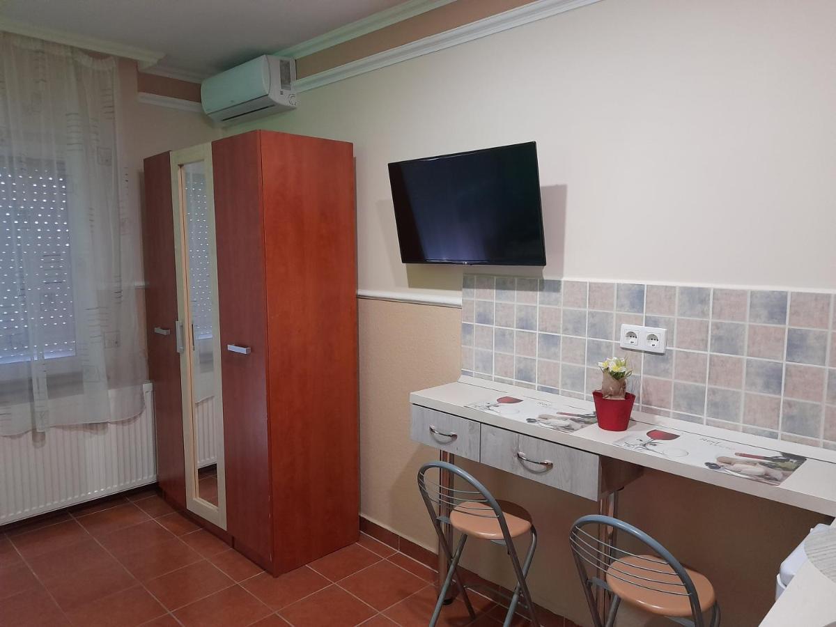 Andrea Apartman Hajdúszoboszló Buitenkant foto