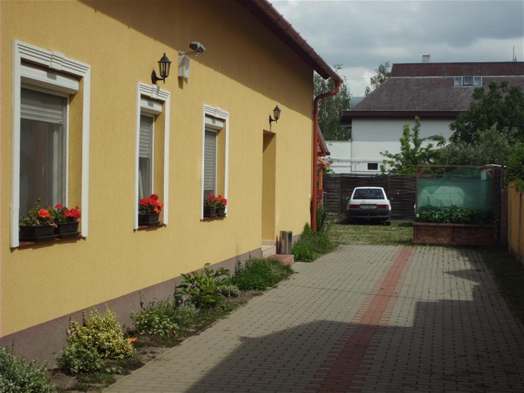 Andrea Apartman Hajdúszoboszló Buitenkant foto