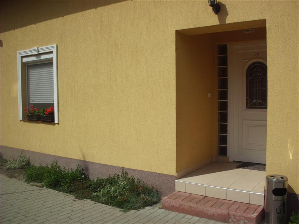 Andrea Apartman Hajdúszoboszló Buitenkant foto