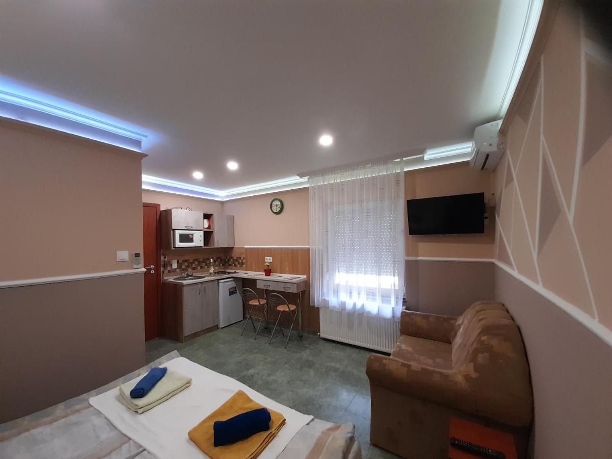 Andrea Apartman Hajdúszoboszló Buitenkant foto