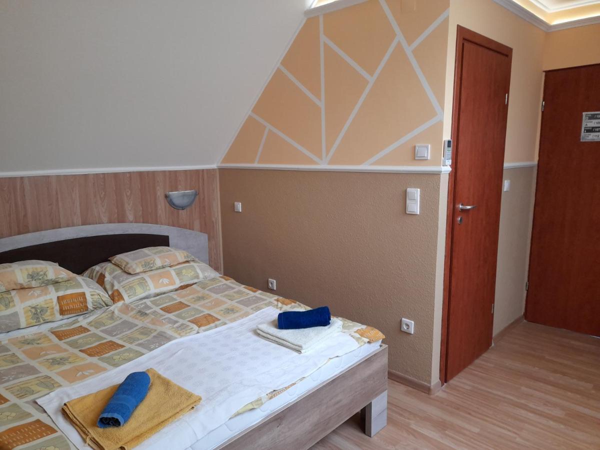 Andrea Apartman Hajdúszoboszló Buitenkant foto