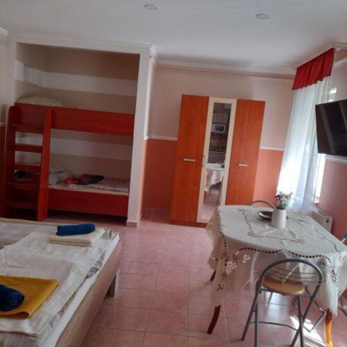 Andrea Apartman Hajdúszoboszló Buitenkant foto