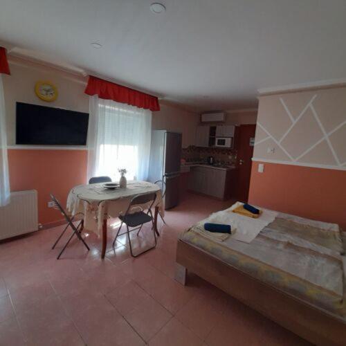 Andrea Apartman Hajdúszoboszló Buitenkant foto